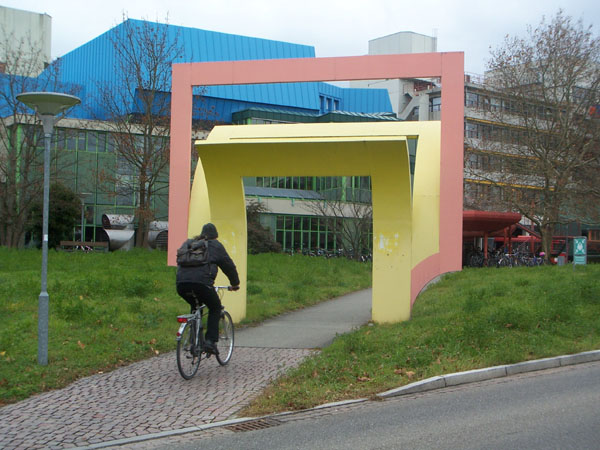 Klassische Kunst am Bau auf dem Konstanzer Campus